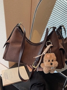 Borsa a Tracolla Vintage da Donna in Pelle PU Grande Capacità Borsa a Spalla Pieghettata Con Ciondolo in Peluche Borsa Hobo
