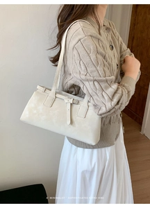 Detailansicht einer cremefarbenen minimalistischen Damen-Schultertasche, ideal