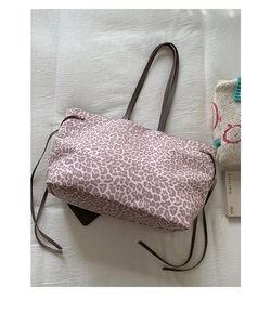Détail du grand sac cabas léopard rose avec cordon de serrage et anses fines en cuir