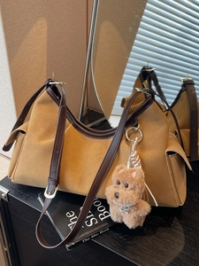 Borsa hobo retrò in pelle scamosciata marrone con ciondolo a forma di cucciolo