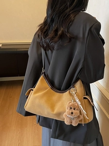 Borsa hobo vintage da donna in camoscio kaki con finiture in pelle e ciondolo cane