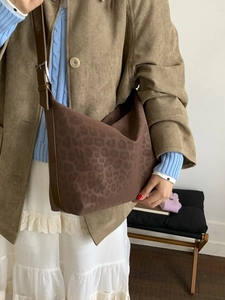 Retro leopard print tote bag with adjustable shoulder strap for autumn winter styling