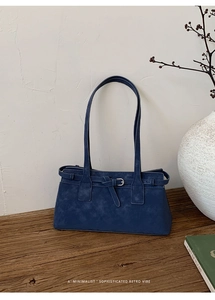 Detailansicht der dunkelblauen Wildledertasche mit silbernen Schnallen und Retro-Textur