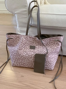 Sac fourre-tout à motif léopard rose avec longues anses et pochette assortie