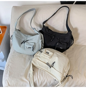 Vue détaillée de dessus des sacs messagers en nylon décontractés en noir, bleu et beige
