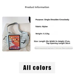 Sac croissant en nylon bleu à côté d'un iPad montrant la taille et la bandoulière
