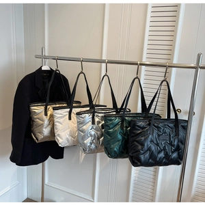 Sacs cabas matelassés en coloris métallisés or, argent, blanc perle, vert et noir
