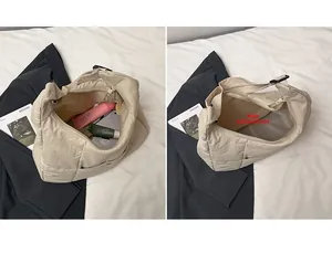 Détail de l'intérieur spacieux du fourre-tout beige matelassé avec fermeture éclair
