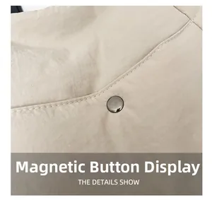 Détail de la boucle magnétique de haute qualité et coutures soignées du sac en nylon