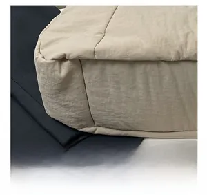 Gros plan détaillé montrant les coutures renforcées et le tissu en nylon sur le sac