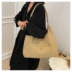 Vue détaillée du sac bandoulière en nylon kaki avec fermoir magnétique et style décontracté
