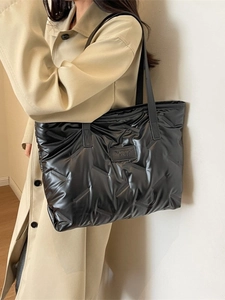 Grand sac cabas matelassé noir en duvet avec motif en losanges et longues lanières