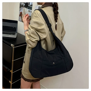 Photo lifestyle d'un grand sac bandoulière noir en nylon avec bandoulière réglable pour le travail