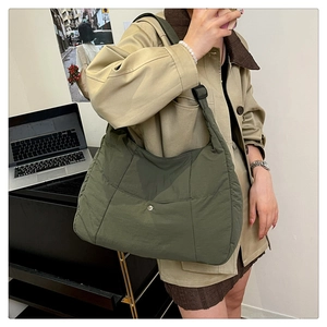 Sac bandoulière matelassé en nylon vert foncé avec grand compartiment et sangle