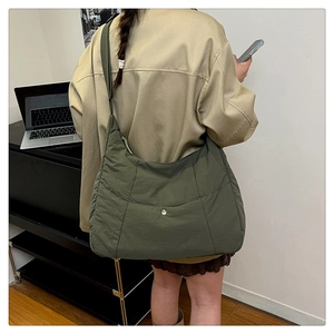 Vue détaillée du grand sac cabas matelassé vert olive montrant la texture en nylon