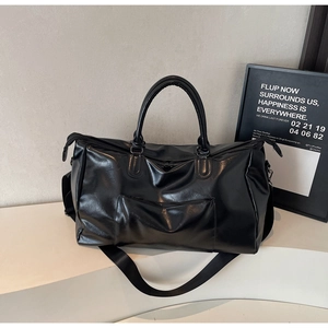 Détail du sac de voyage en cuir PU noir montrant la texture imperméable et la fermeture éclair