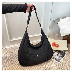 Détails du sac hobo matelassé noir avec bandoulière réglable et poche à bouton métal