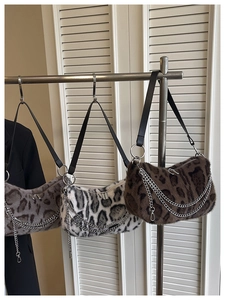 Détail de sacs à bandoulière en fausse fourrure avec motif léopard en gris, blanc et marron