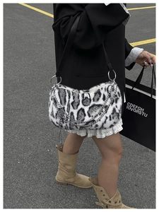 Détail du sac bandoulière en fausse fourrure léopard avec chaînes argentées et texture douce