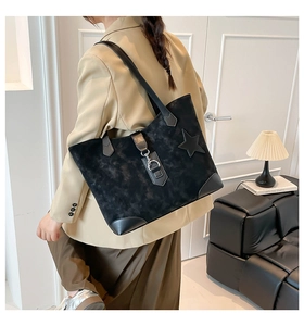 Große schwarze Wildleder-Einkaufstasche mit Sternapplikation und Metallschnalle im Wohndesign