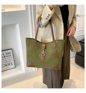 Detailansicht der armeegrünen Wildleder-Tote Bag mit Lederbesatz und Stern-Aufnäher