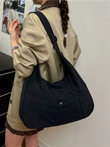 Sac bandoulière en nylon matelassé noir léger avec bandoulière réglable pour femmes