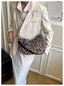 Détail du sac à main en peluche léopard avec chaîne métallique et bandoulière en cuir