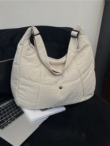 Sac hobo matelassé beige en nylon avec bandoulière réglable pour un usage quotidien