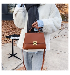 Détail du sac à main trapèze marron avec boucle dorée et bandoulière ajustable