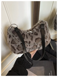 Détail du sac bandoulière en peluche léopard avec chaîne argentée et cuir souple