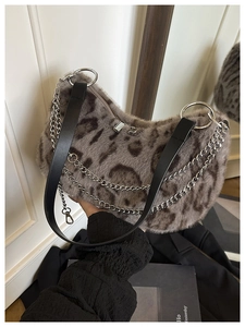 Détail du sac bandoulière en fausse fourrure léopard gris avec chaîne argentée et lanière
