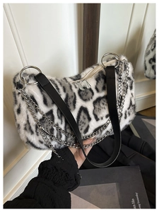 Détails du sac en fausse fourrure léopard avec anneau en argent et bandoulière en chaîne