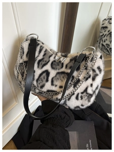 Détail du sac bandoulière en peluche imprimé léopard avec chaîne en métal argenté