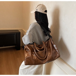 Grand sac de voyage marron caramel en similicuir brillant avec bandoulière réglable