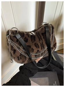Détail du sac à bandoulière en fausse fourrure léopard avec chaînes argentées et texture