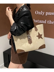 Minimalistische beige Leder-Tote-Bag mit Sternmotiv und braunen Details für den Alltag
