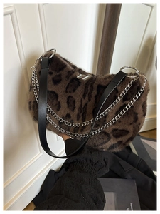 Détail du sac croissant en fausse fourrure léopard avec chaînes et bandoulière