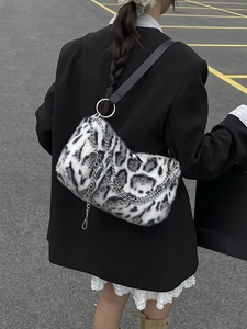 Sac bandoulière en fausse fourrure léopard avec chaînes métalliques au style moderne