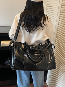 Grand sac fourre-tout noir brillant en similicuir avec bandoulière réglable pour voyage