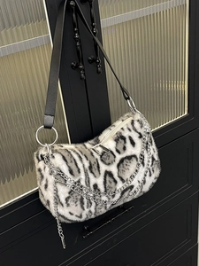 Sac à bandoulière léopard en fausse fourrure avec chaînes argentées et lanière en cuir