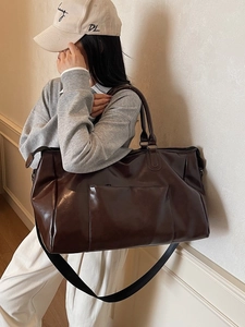 Grand sac de voyage en cuir marron foncé avec bandoulière pour le sport et le week-end