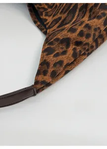 Gros plan sur le tissu imprimé léopard du cabas avec texture velours haut de gamme