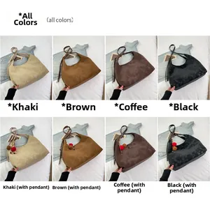 Comparaison de sacs cabas demi-lune en quatre couleurs avec pendentifs à pompons