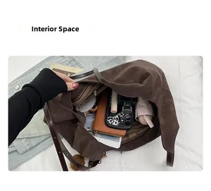 Vue intérieure montrant la grande capacité du sac fourre-tout pour essentiels