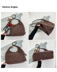 Plusieurs angles d'un grand sac hobo marron avec un pompon décoratif et bandoulière