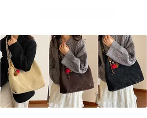Trois grands sacs cabas en beige marron et noir avec breloques en peluche et sangles