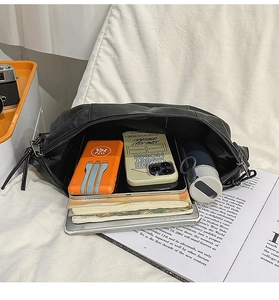 Intérieur spacieux d'un sac en cuir noir avec rangement pour tablette et accessoires