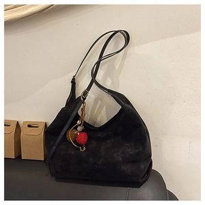 Détail du grand sac cabas en daim anthracite avec texture et logo de la marque