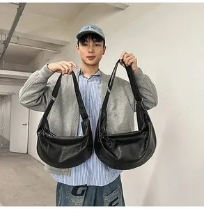Détail du grand sac hobo noir en similicuir souple avec bandoulière réglable pratique