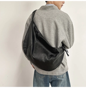 Grand sac bandoulière en cuir PU noir avec détails de cordon et forme demi-lune souple